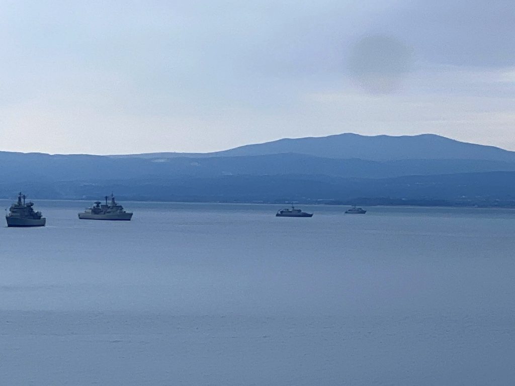 Πέντε πολεμικά πλοία βρίσκονται αρόδο του λιμανιού της Καλαμάτας