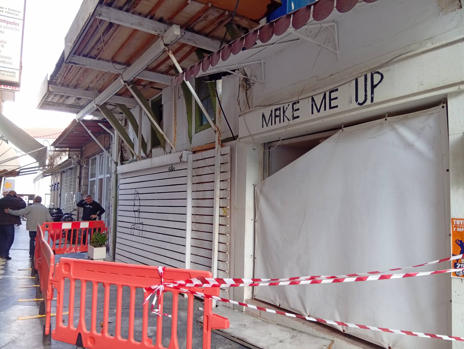 Ετοιμόρροπο κτίριο στη Σάμο: Πτώση υλικών, σύλληψη ιδιοκτήτη και κλείσιμο δρόμου