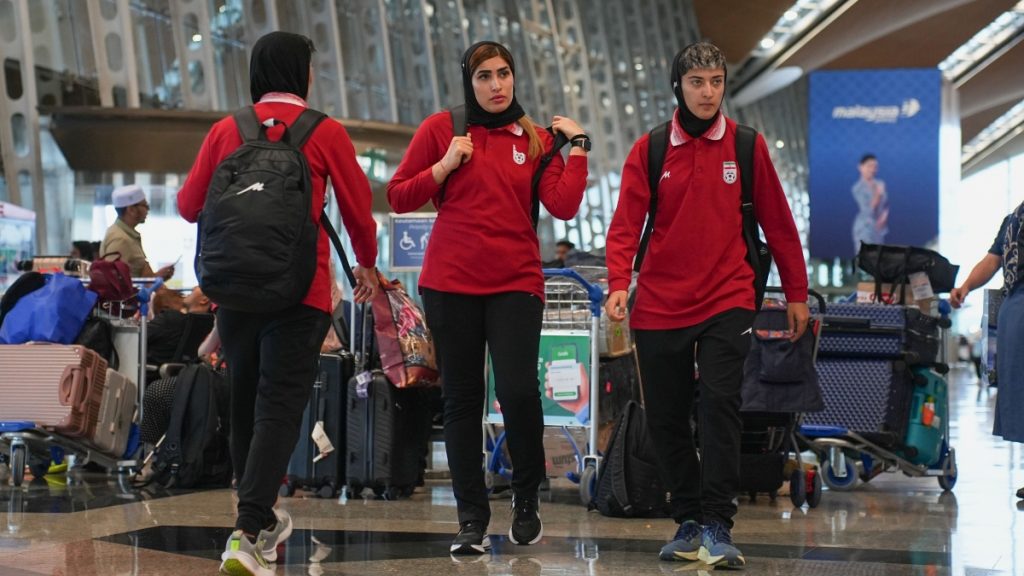 Τα μέλη της γυναικείας ποδοσφαιρικής ομάδας του Ιράν διέσχισαν τα τουρκοϊρανικά σύνορα  ​