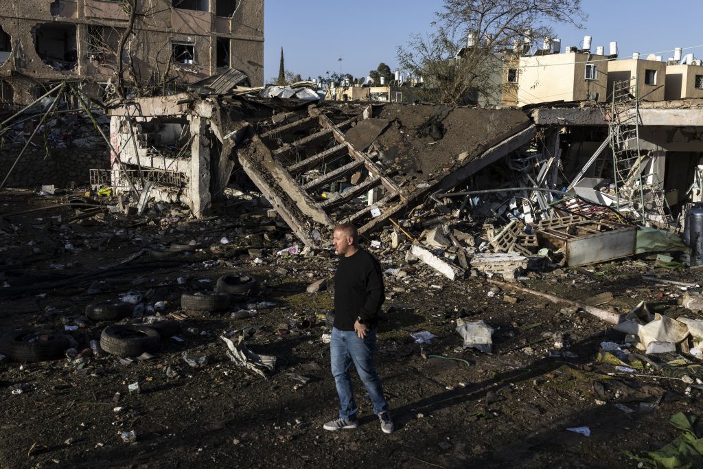 Νύχτα «κόλαση» στο Ισραήλ από τους ιρανικούς βαλλιστικούς πυραύλους: Ένας νεκρός, καταστροφές και δεκάδες τραυματίες