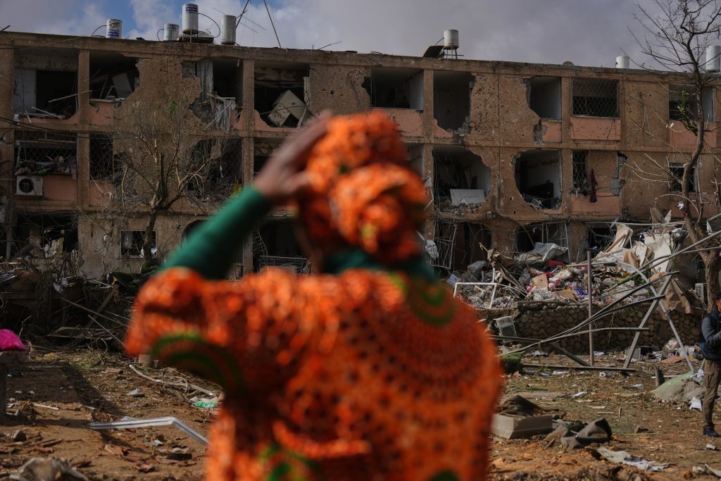 Νύχτα «κόλαση» στο Ισραήλ από τους ιρανικούς βαλλιστικούς πυραύλους: Ένας νεκρός, καταστροφές και δεκάδες τραυματίες