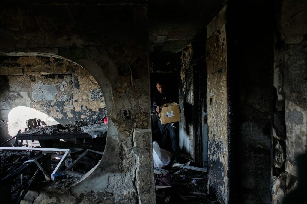 Νύχτα «κόλαση» στο Ισραήλ από τους ιρανικούς βαλλιστικούς πυραύλους: Ένας νεκρός, καταστροφές και δεκάδες τραυματίες