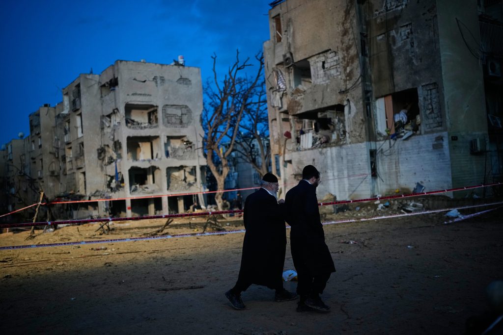 Νύχτα «κόλαση» στο Ισραήλ από τους ιρανικούς βαλλιστικούς πυραύλους: Ένας νεκρός, καταστροφές και δεκάδες τραυματίες