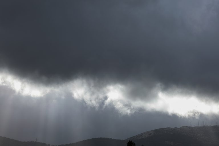 Καταιγίδες, χιόνια και θυελλώδεις άνεμοι: Πού και πότε θα χτυπήσει η κακοκαιρία Erminio – Κόκκινη προειδοποίηση και για την Αττική