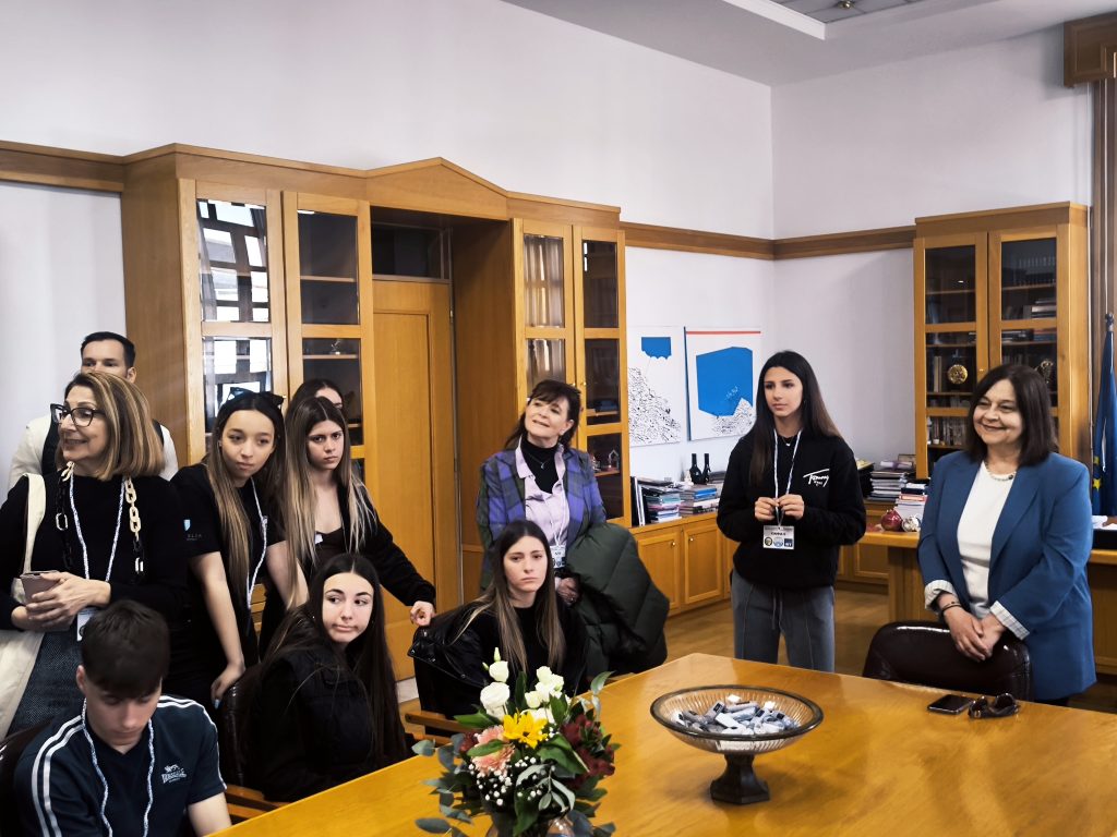 Μαθήτριες και μαθητές από τρεις χώρες που συνεργάζονται για την προστασία του θαλάσσιου περιβάλλοντος υποδέχθηκε η Χρ. Αράπογλου