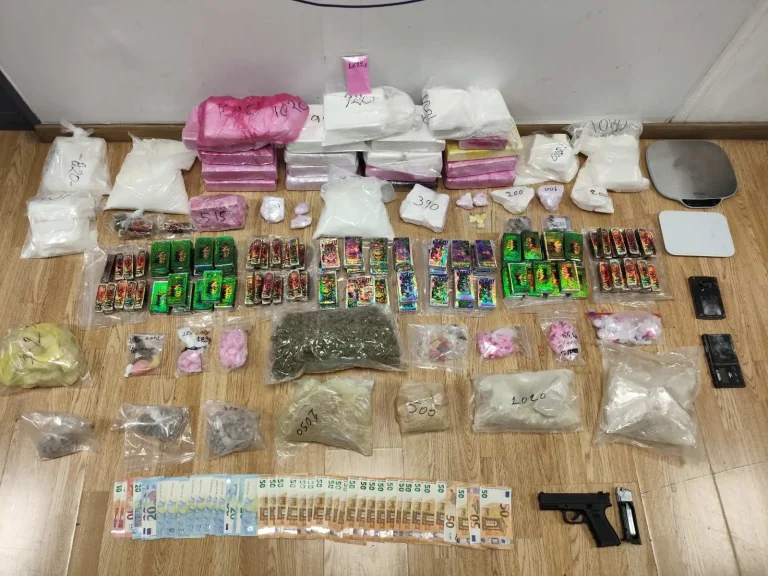 Συνελήφθησαν 3 άτομα που κατείχαν και διακινούσαν κοκαΐνη, κάνναβη και MDMA σε περιοχές της Αττικής