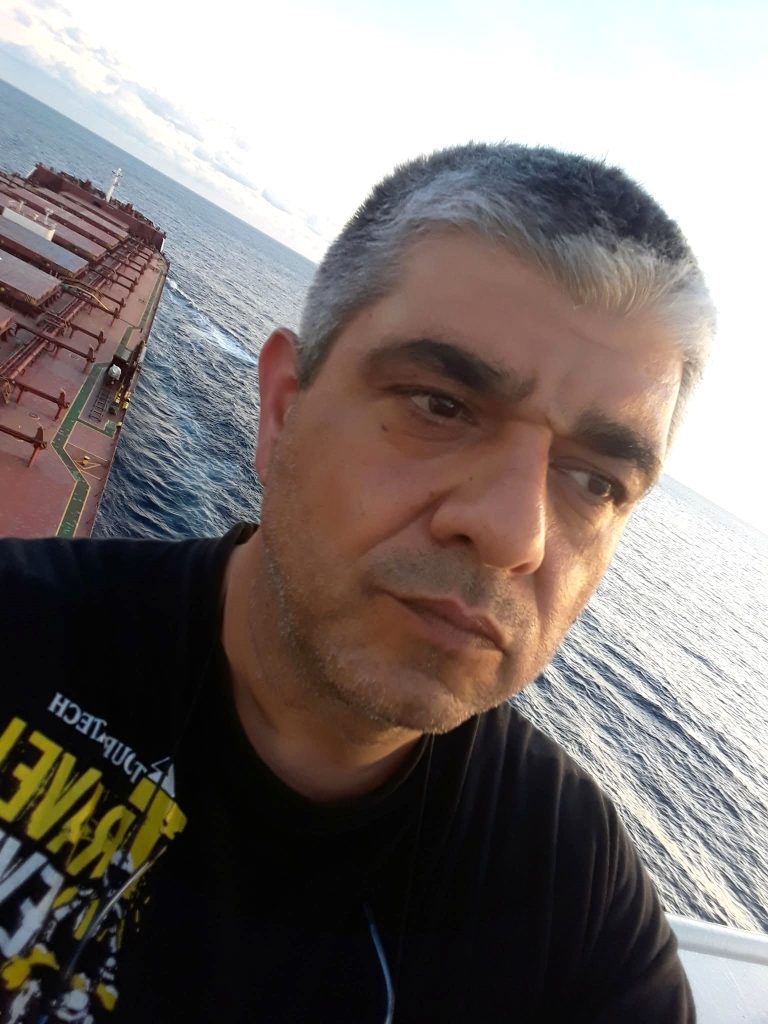 Ο δεύτερος καπετάνιος του M/V STAR PEACE, Αντώνης Μουντές από τον Περσικό Κόλπο, μιλάει στο ΕΡΤnews και τις «ΚΑΛΕΣ ΘΑΛΑΣΣΕΣ»