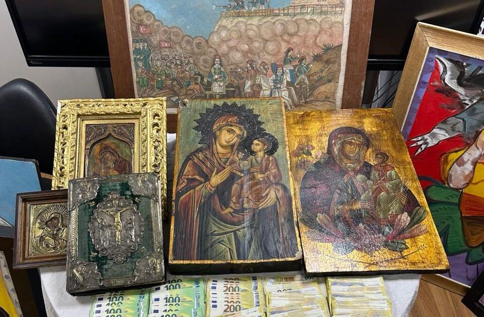 Συνελήφθη και υπάλληλος του Τσαγκαράκη για το Ευαγγέλιο του 18ου αιώνα – Γνήσια μόνο 7 από τα εκατοντάδες έργα της γκαλερί