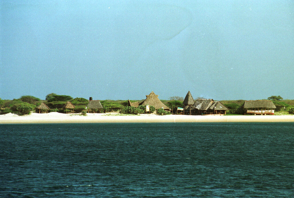 Χιλιάδες πολυτελή αυτοκίνητα εγκλωβισμένα σε «παραδεισένιο» νησί της Κένυας λόγω του πολέμου