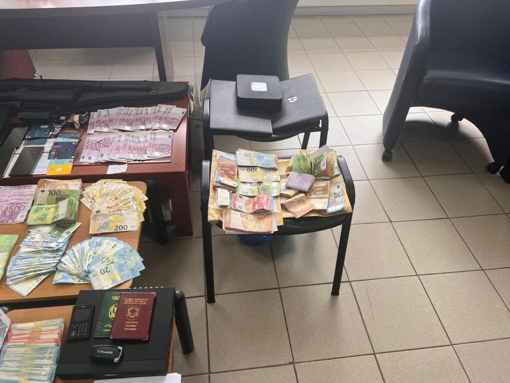 Έστησαν «βιομηχανία» εμπορίας ανθρώπων σε Κρήτη, Αττική και Θήβα: Πώς παγίδευαν αλλοδαπούς και τους κρατούσαν ομήρους παίρνοντας τα διαβατήριά τους