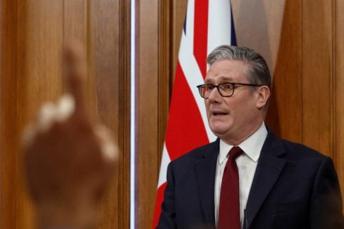 Λονδίνο: Πυρπολήθηκαν τέσσερα ασθενοφόρα της εβραϊκής κοινότητας – Σε βίντεο οι δράστες