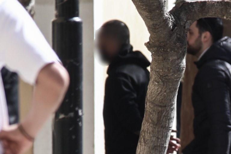 Κολωνός: Από την κίρρωση ήπατος ο θάνατος της 31χρονής – Αλλάζει το κατηγορητήριο για τον σύζυγό της