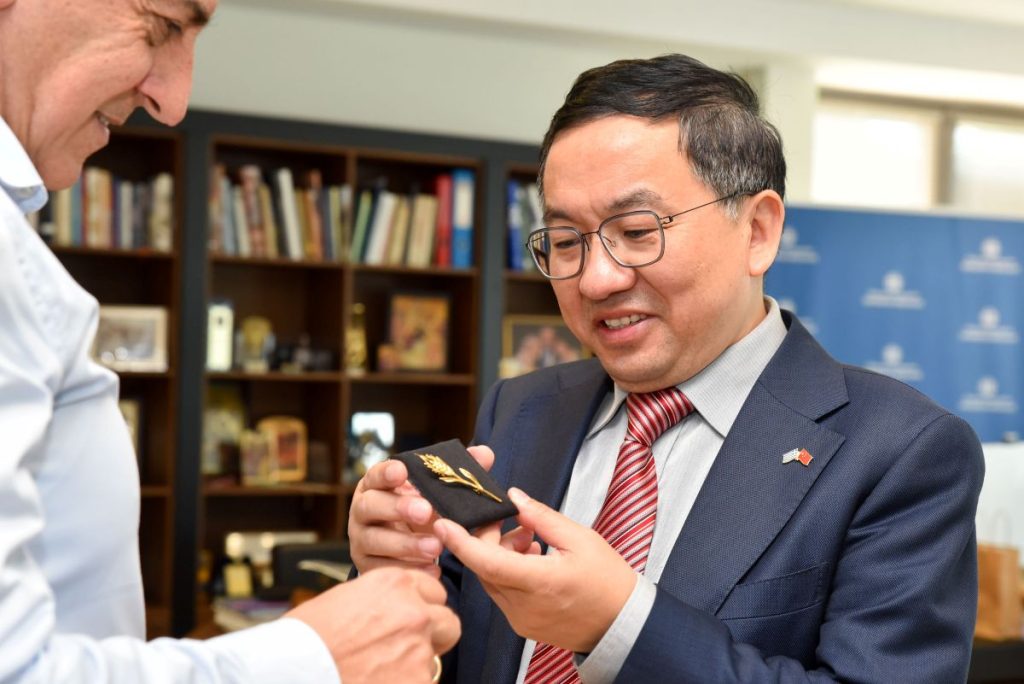 Συνάντηση του περιφερειάρχη Θεσσαλίας με τον πρέσβη της Κίνας