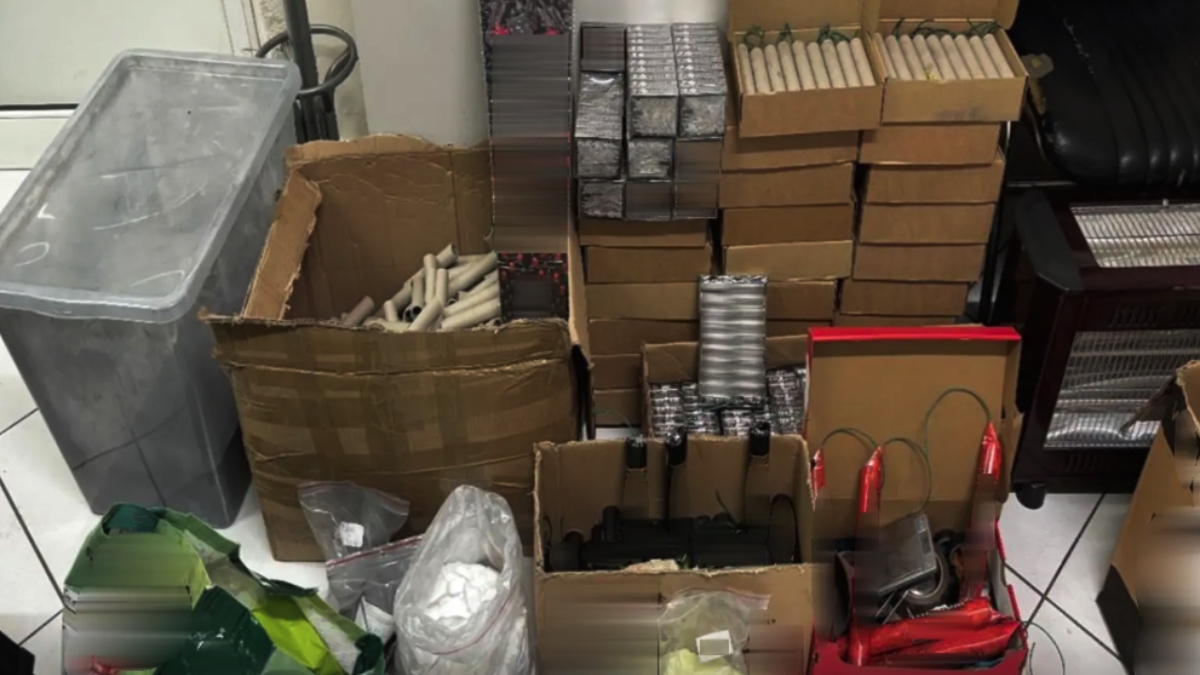 Άγιος Δημήτριος: 16χρονος είχε μετατρέψει το δωμάτιο του σε εργαστήριο αυτοσχέδιων κροτίδων – Συνελήφθη και ο πατέρας του