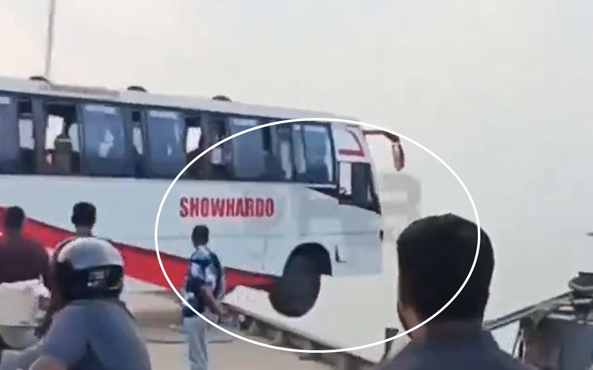 Βίντεο-ντοκουμέντο από την πτώση λεωφορείου σε ποτάμι στο Μπαγκλαντές – Δύο νεκροί και 35 αγνοούμενοι