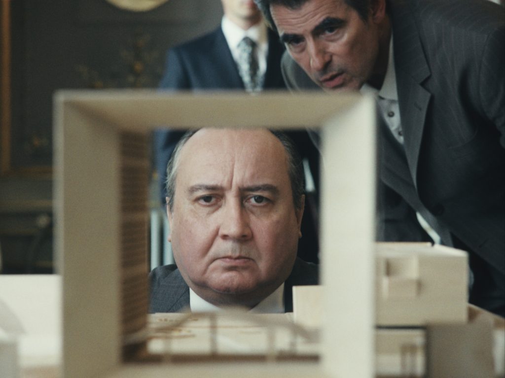 Ο Στεφάν Ντεμουστιέ για τον «Άγνωστο της Μεγάλης Αψίδας»: Όταν η αρχιτεκτονική γίνεται κινηματογραφικό θρίλερ