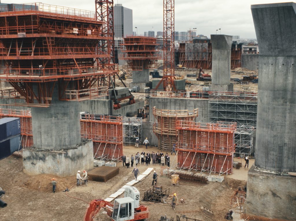 Ο Στεφάν Ντεμουστιέ για τον «Άγνωστο της Μεγάλης Αψίδας»: Όταν η αρχιτεκτονική γίνεται κινηματογραφικό θρίλερ