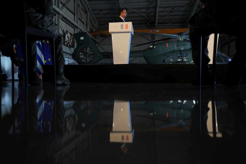 Προειδοποίηση Μητσοτάκη για μεγάλες προσφυγικές ροές λόγω του πολέμου στο Ιράν – Συνοδεία εμπορικών πλοίων προανήγγειλε ο Μακρόν μετά την τριμερή στην Πάφο