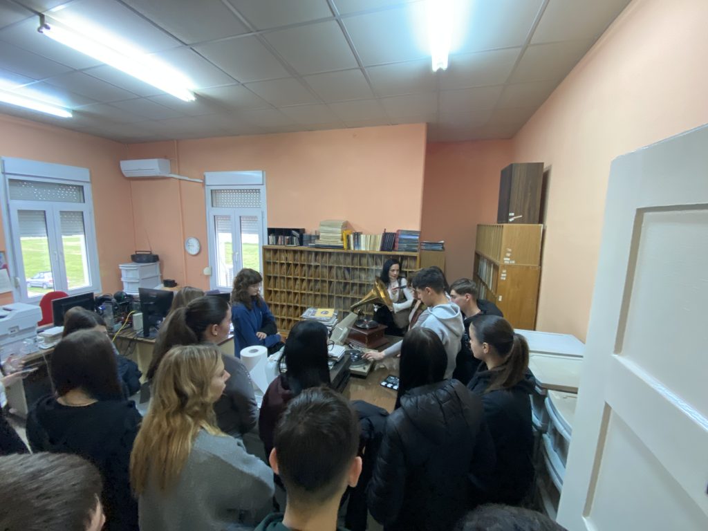 Την ΕΡΤ Λάρισας επισκέφθηκαν μαθητές του 5ου Λυκείου