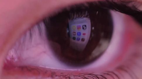 Μαρινέλλα: Στη Μητρόπολη Αθηνών η σορός της – Πλήθος κόσμου στο τελευταίο αντίο, στις 14:00 η κηδεία