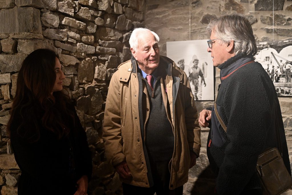 Με εξαιρετική επιτυχία τα εγκαίνια της έκθεσης «Αναμνήσεις από το Αιγαίο» του Robert McCabe στην Πάρο, παρουσία του ίδιου του φωτογράφο