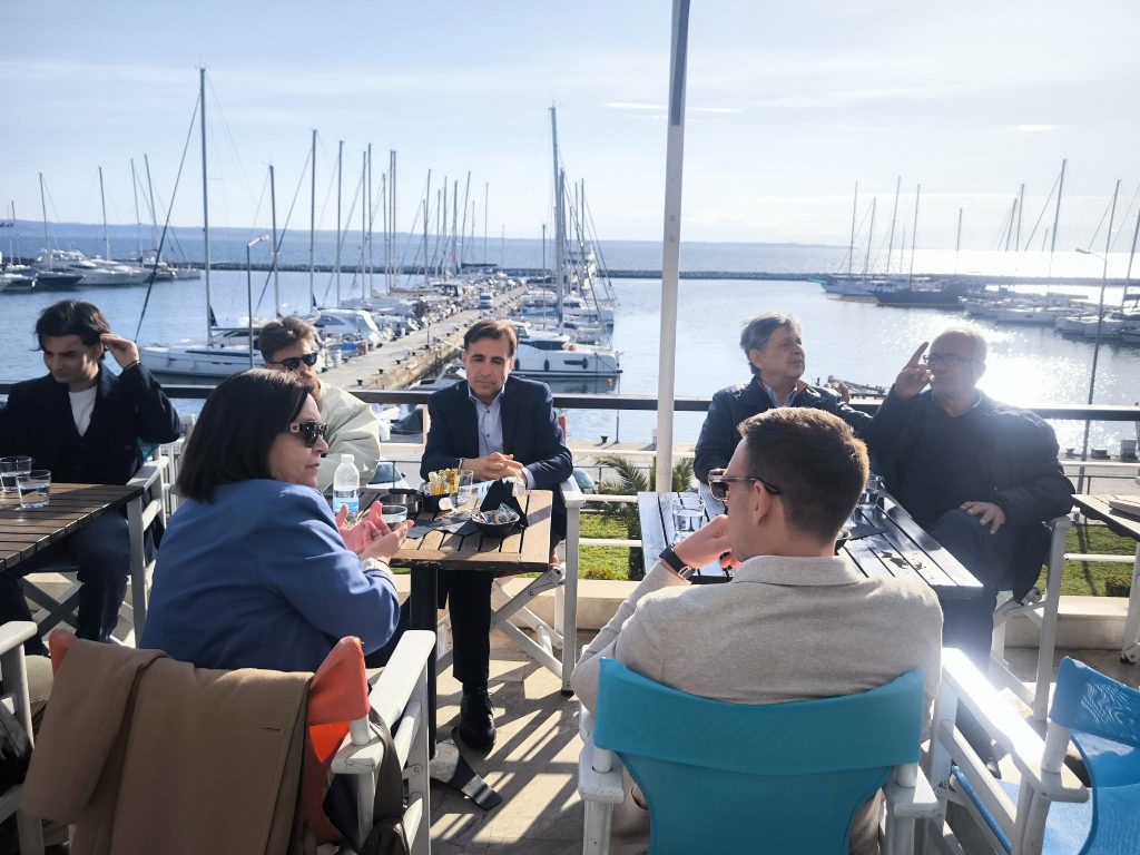 Η Μαρίνα της Αρετσούς στο επίκεντρο της συνάντησης της Χρύσας Αράπογλου με τον Στέφανο Κασσελάκη