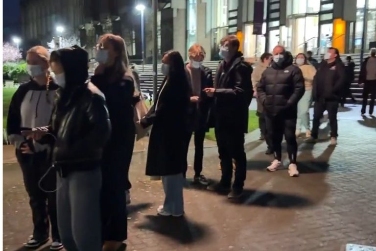 Ένα πάρτι προκάλεσε «άνευ προηγουμένου» επιδημία μηνιγγίτιδας στη Βρετανία: Νεκροί, δεκάδες κρούσματα και μαζική χορήγηση αντιβιοτικών