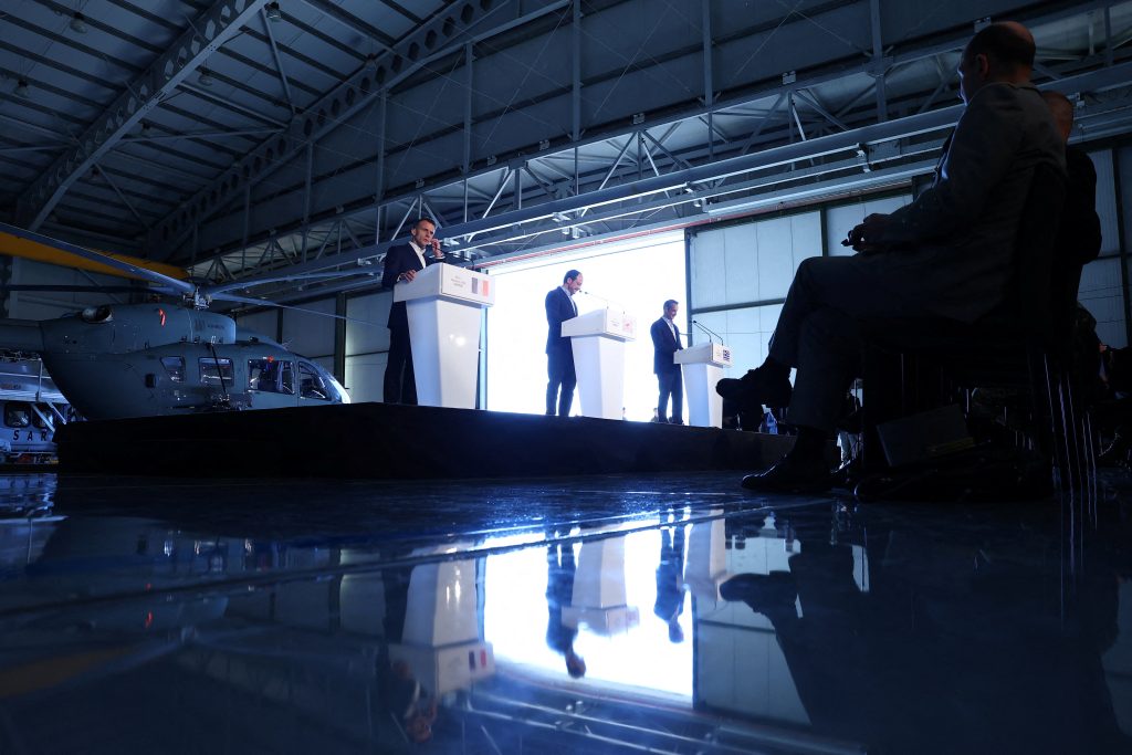 Προειδοποίηση Μητσοτάκη για μεγάλες προσφυγικές ροές λόγω του πολέμου στο Ιράν – Συνοδεία εμπορικών πλοίων προανήγγειλε ο Μακρόν μετά την τριμερή στην Πάφο