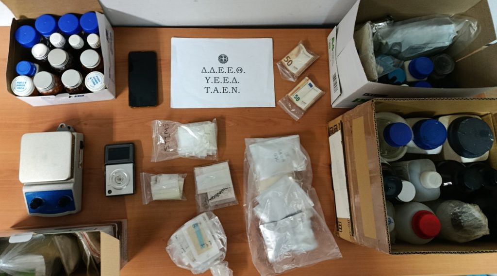 Θεσσαλονίκη: Εντοπίστηκε εργαστήριο συνθετικών ναρκωτικών στην Καλαμαριά – Συνελήφθη 36χρονος