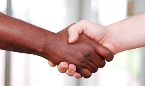 Βόλος: Αντιπολεμική παρέμβαση φοιτητικών συλλόγων στον κυματοθραύστη