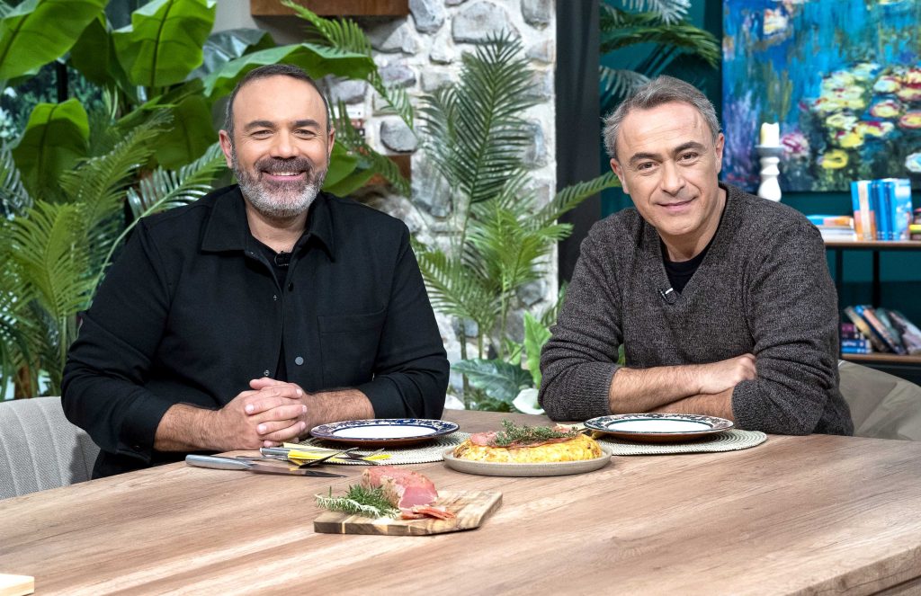 ΕΡΤ1: «ΠΟΠ Μαγειρική» με τον Ανδρέα Λαγό – Καλεσμένοι οι Μάνος Ιωάννου, Θανάσης Κουρλαμπάς, Δήμητρα Σιγάλα, Κρυσταλλία Κεφαλούδη, Σταύρος Νικολαΐδης