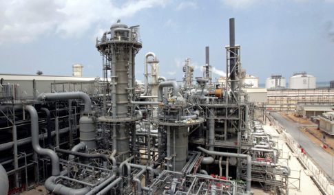 Βόλος: Αντιπολεμική παρέμβαση φοιτητικών συλλόγων στον κυματοθραύστη