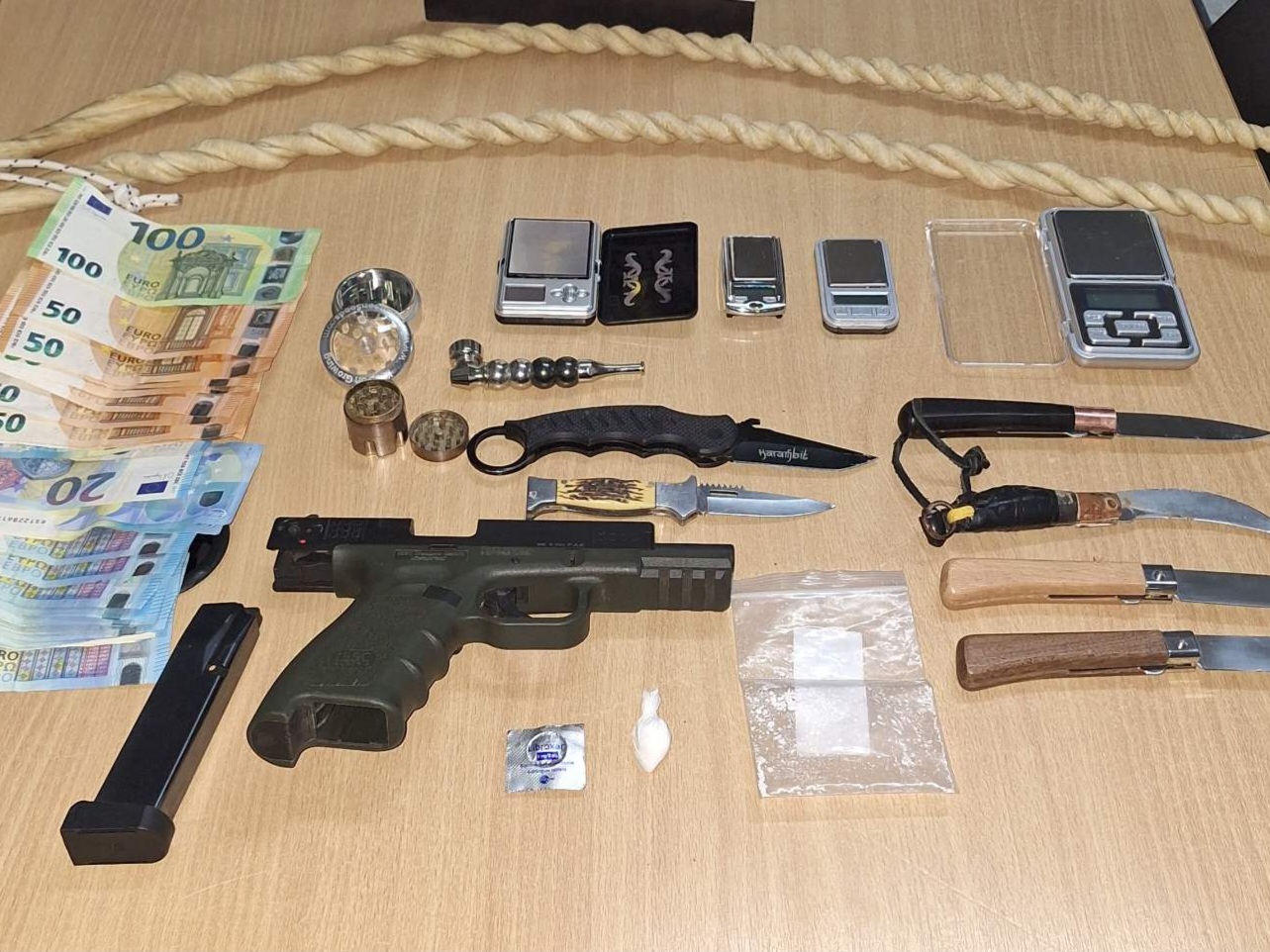 Συνελήφθη στη Ρόδο 45χρονος για απειλή με μαχαίρι, όπλα και ναρκωτικά