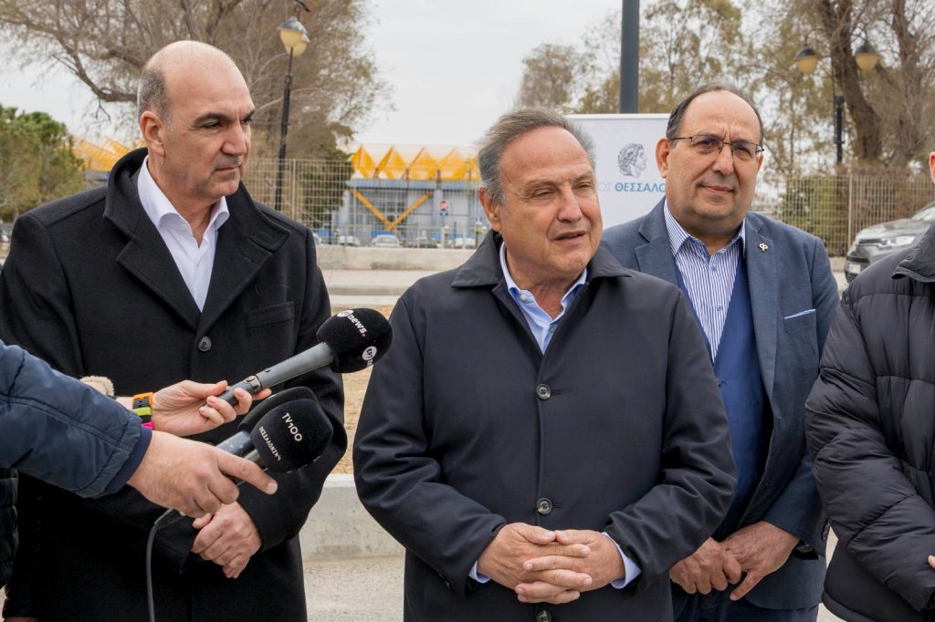 Παραδόθηκαν 200 νέα παγκάκια στον δήμο Θεσσαλονίκης