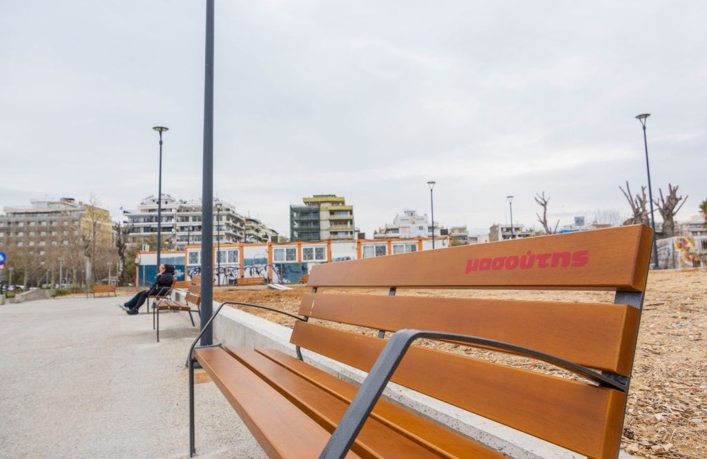 Παραδόθηκαν 200 νέα παγκάκια στον δήμο Θεσσαλονίκης