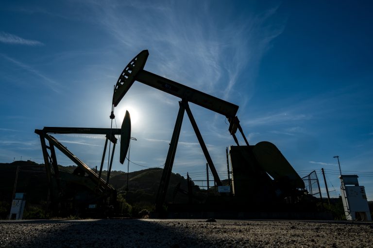 Iστορική αποδέσμευση αποθεμάτων πετρελαίου για τη μείωση των τιμών