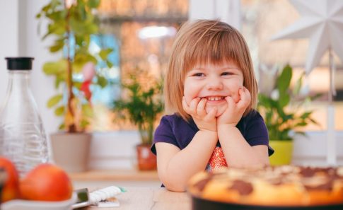 Σπούδασε θεολογία και επέστρεψε στο χωριό της στο Αγρίνιο για να γίνει παραγωγός