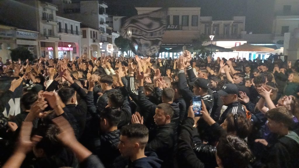 Στο «πόδι» όλη τη νύχτα η Καλαμάτα: Χιλιάδες φίλαθλοι πανηγύρισαν την επιστροφή της «Μαύρης Θύελλας» στη Super League