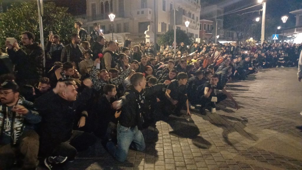 Στο «πόδι» όλη τη νύχτα η Καλαμάτα: Χιλιάδες φίλαθλοι πανηγύρισαν την επιστροφή της «Μαύρης Θύελλας» στη Super League