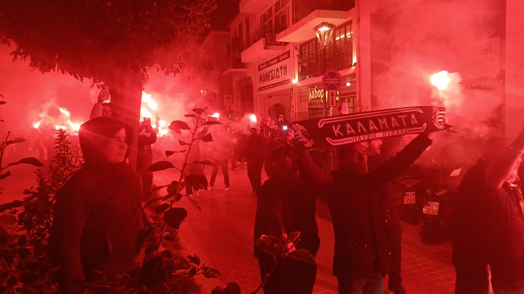 Στο «πόδι» όλη τη νύχτα η Καλαμάτα: Χιλιάδες φίλαθλοι πανηγύρισαν την επιστροφή της «Μαύρης Θύελλας» στη Super League