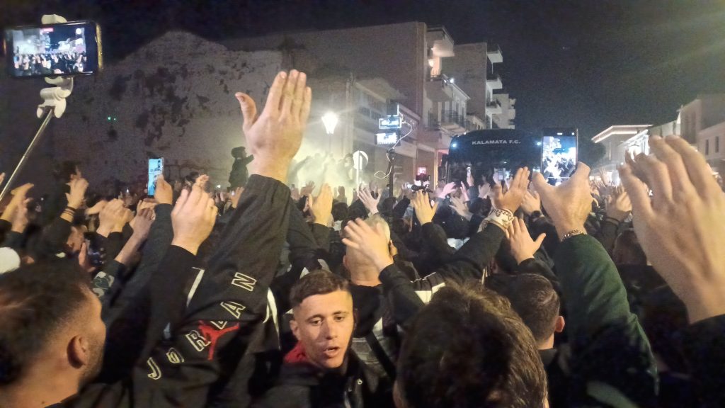 Στο «πόδι» όλη τη νύχτα η Καλαμάτα: Χιλιάδες φίλαθλοι πανηγύρισαν την επιστροφή της «Μαύρης Θύελλας» στη Super League