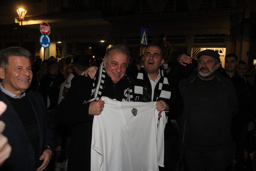 Στο «πόδι» όλη τη νύχτα η Καλαμάτα: Χιλιάδες φίλαθλοι πανηγύρισαν την επιστροφή της «Μαύρης Θύελλας» στη Super League