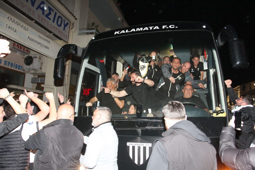 Στο «πόδι» όλη τη νύχτα η Καλαμάτα: Χιλιάδες φίλαθλοι πανηγύρισαν την επιστροφή της «Μαύρης Θύελλας» στη Super League