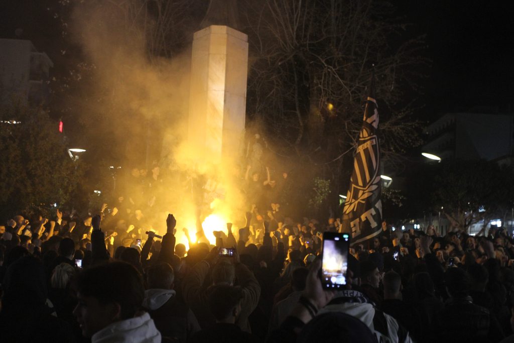 Στο «πόδι» όλη τη νύχτα η Καλαμάτα: Χιλιάδες φίλαθλοι πανηγύρισαν την επιστροφή της «Μαύρης Θύελλας» στη Super League