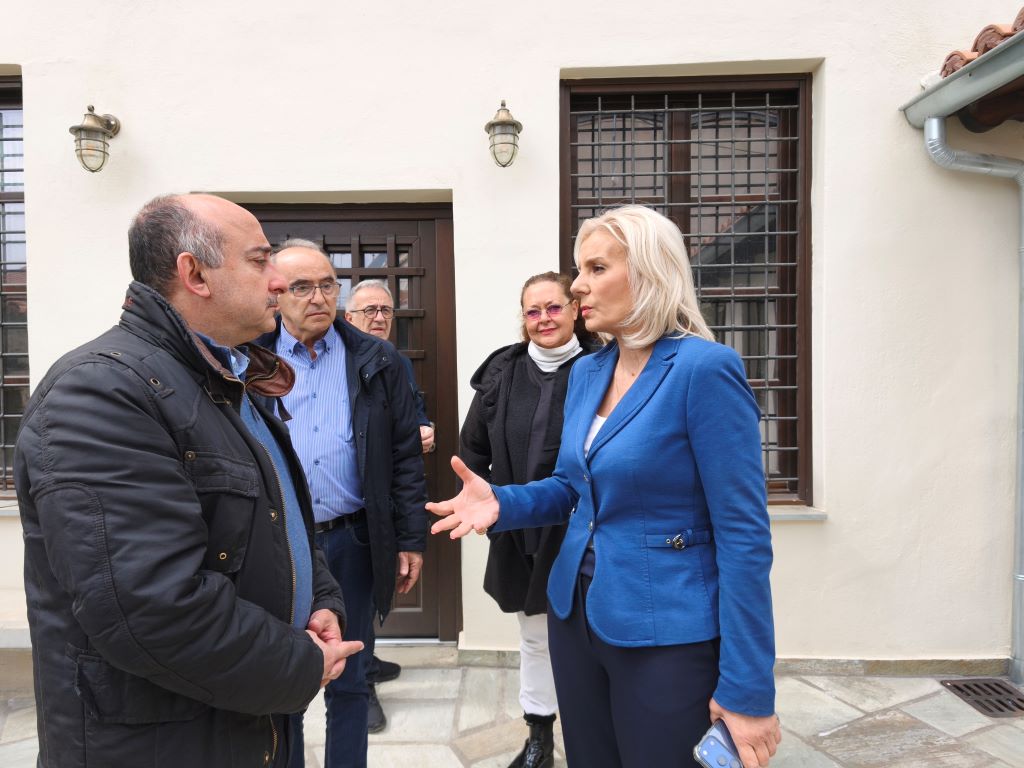 Αυτοψία στο «σπίτι» των Τρικαλινών λαϊκών δημιουργών από τον δήμαρχο Τρικκαίων και τη γραμματέα της Αποκεντρωμένης Διοίκησης