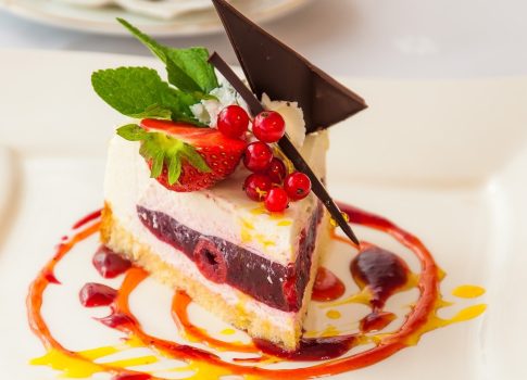 Το Ιράν δηλώνει έτοιμο για μακρύ «πόλεμο φθοράς», ενώ ο Τραμπ αναφέρει ότι η Τεχεράνη βρίσκεται «κοντά στην ήττα»