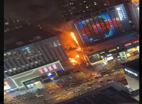 <strong>Πυρκαγιά σε πολυώροφο κτίριο της Οδησσού, μετά τις αναφορές για καταρρίψεις drones</strong>