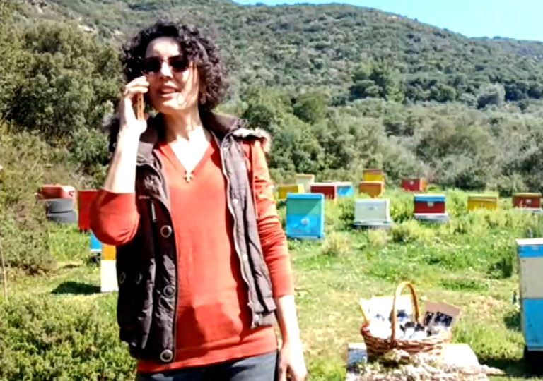 Σπούδασε θεολογία και επέστρεψε στο χωριό της στο Αγρίνιο για να γίνει παραγωγός