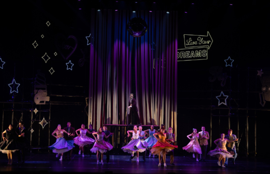 Το θρυλικό μιούζικαλ Grease στο Μέγαρο Μουσικής Θεσσαλονίκης- Μια παράσταση φαινόμενο με ροκ εν ρολ ενέργεια