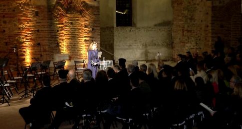 Στενά του Ορμούζ: Εγκλωβισμένοι 15.000 επιβάτες σε κρουαζιερόπλοια – Ελπίζουν στην επανέναρξη των αεροπορικών πτήσεων